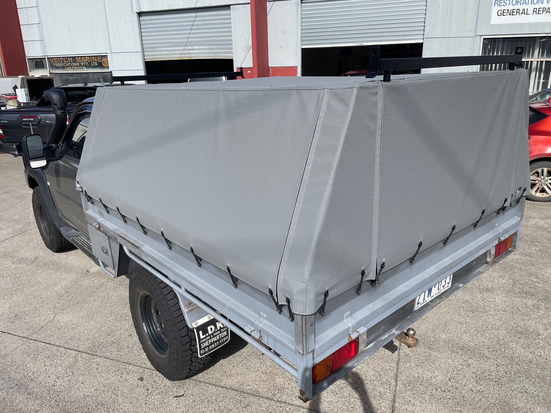Camping canvas canopy with LH extendable roof awning