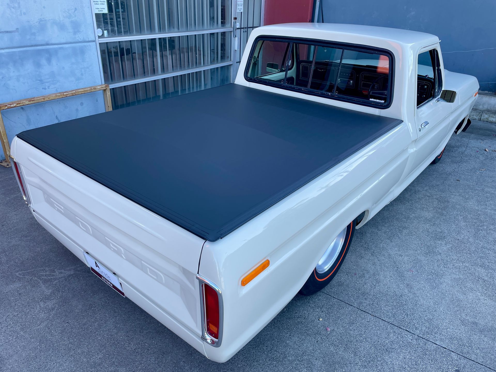 1987 Ford F100 Slikfit with 3 low centre bars