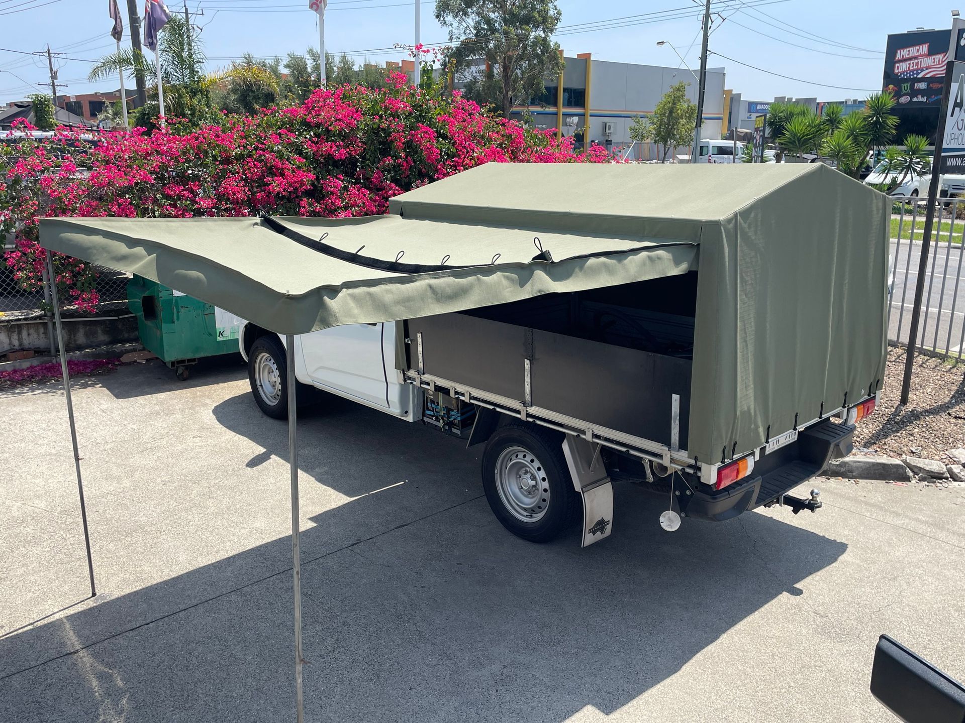 Camping canvas canopy with LH extendable roof awning