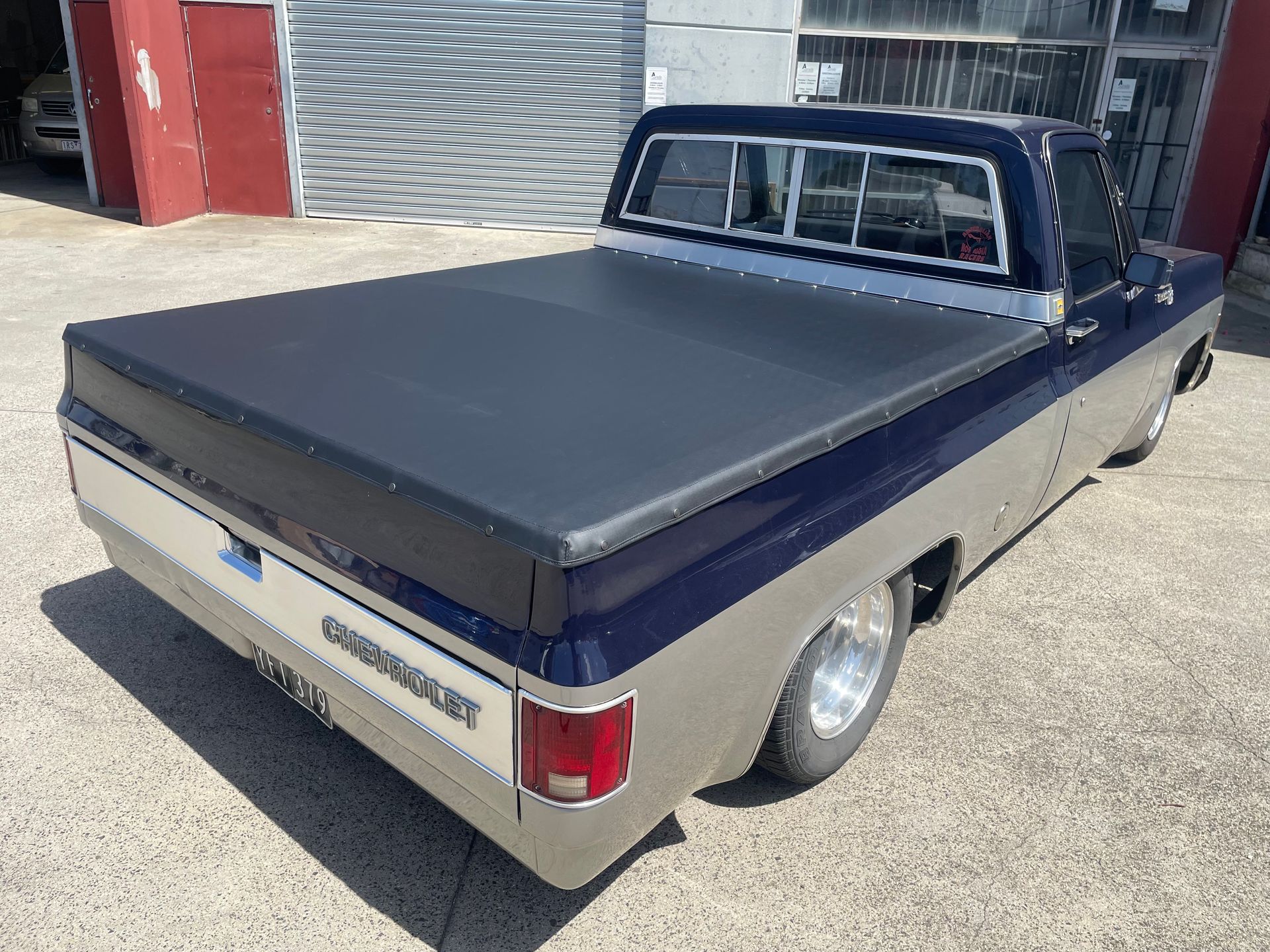 Hilux modified tonneau around ladder bar