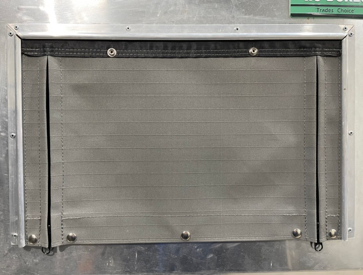 Dog box zipped canvas blind