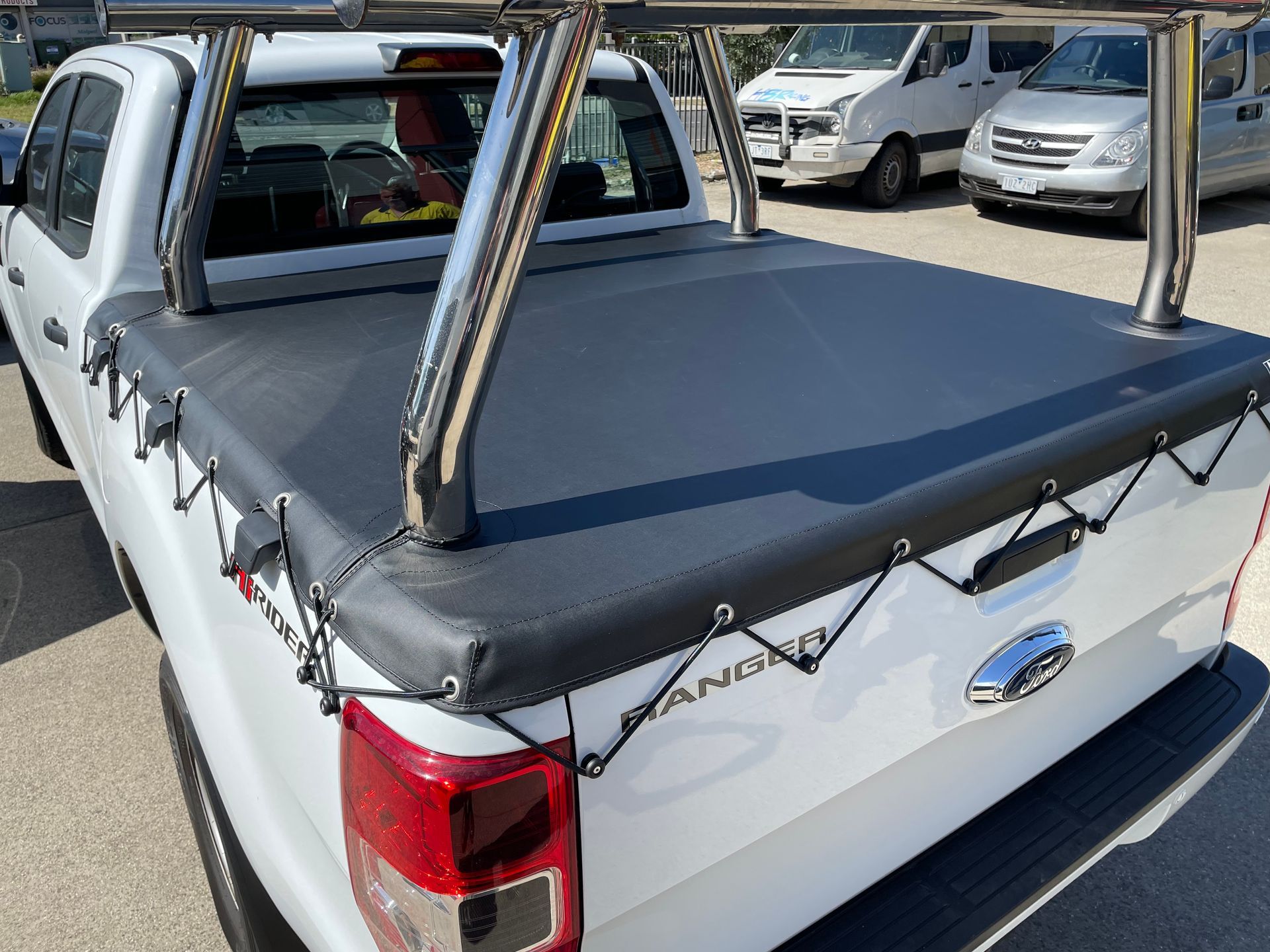 Ford Ranger tonneau with eyelets and elastic rope