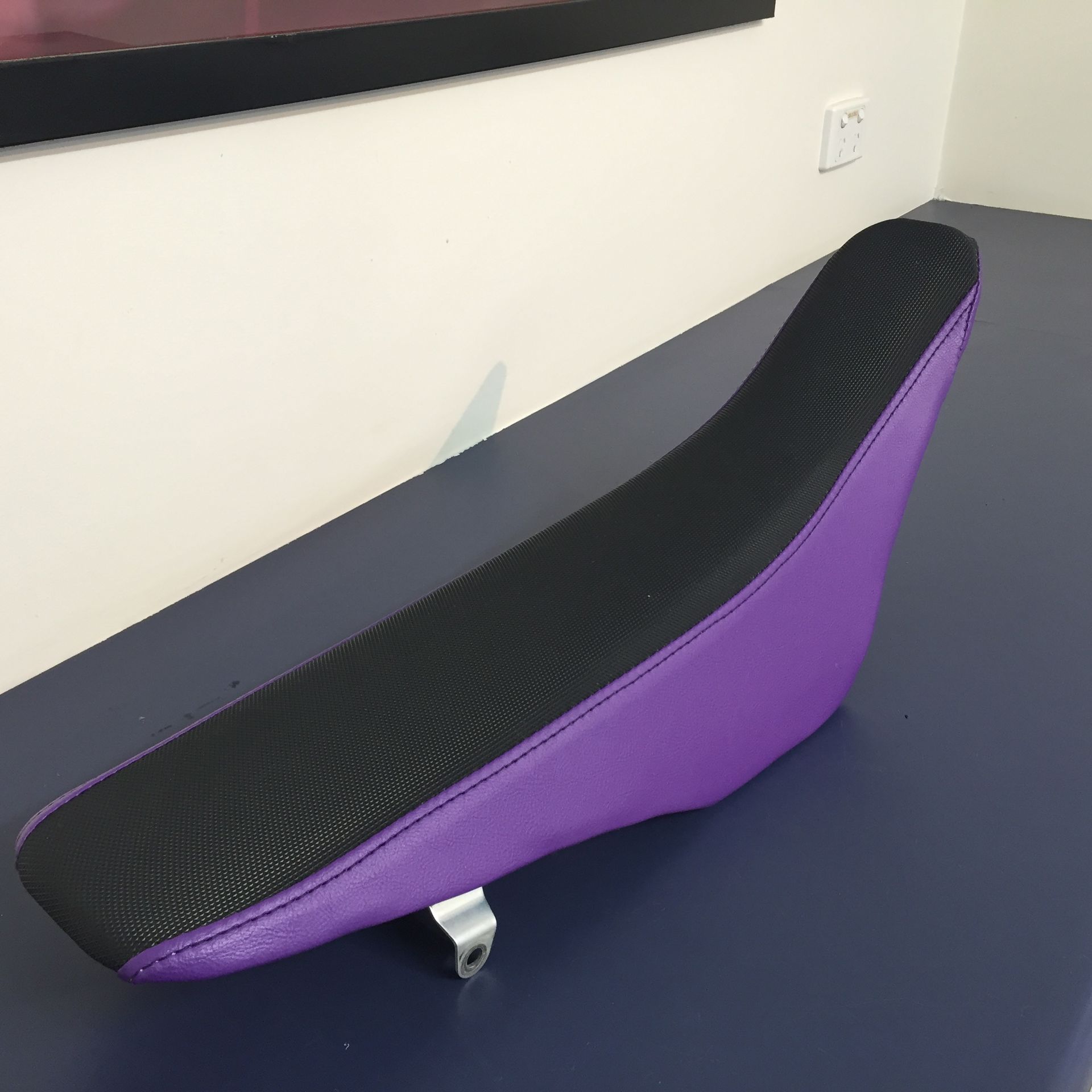 Gripper vinyl two tone race bike seat