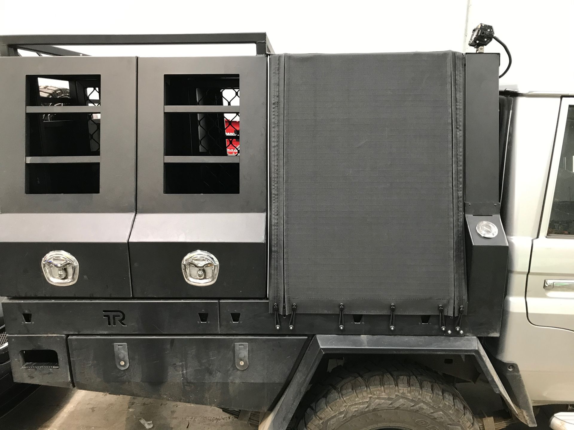 Landcruiser canvas cover over dog box