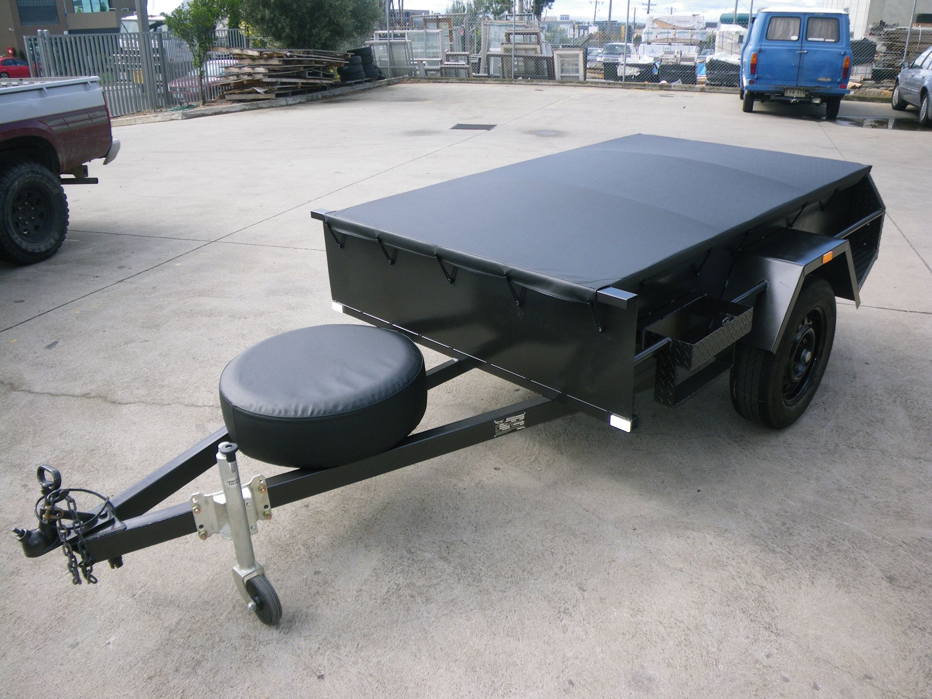 Trailer flat cover with tyre cover