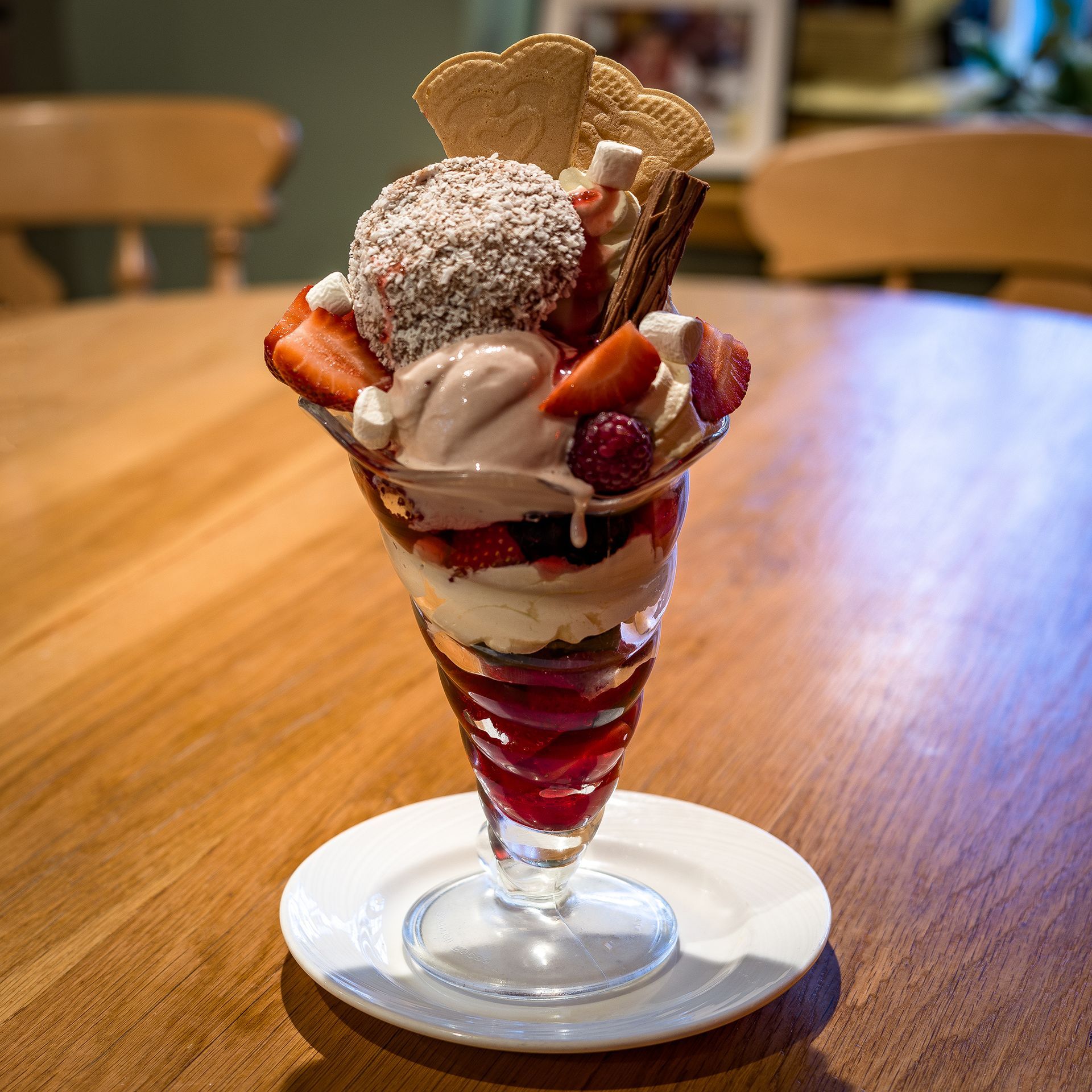 Strawberry ice cream and real strawberries with whipped cream and a chocolate flake