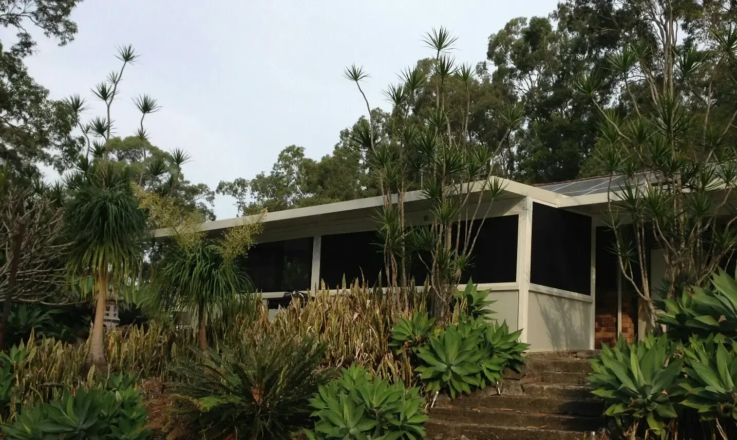 A Light-colored House With a Dark Screened-in Porch — Advantage Screen And Blinds Rockhampton in Rockhampton, QLD