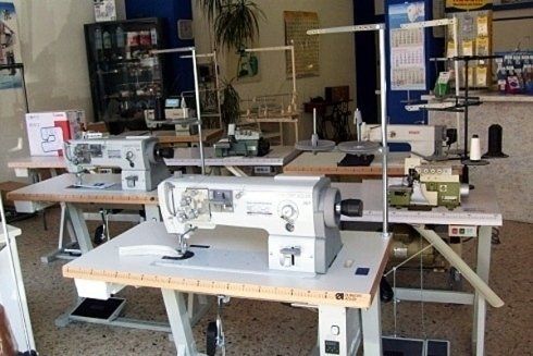 negozio con macchine da cucire