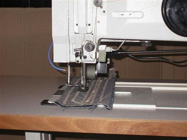 macchina da cucire con piedino per ricamo