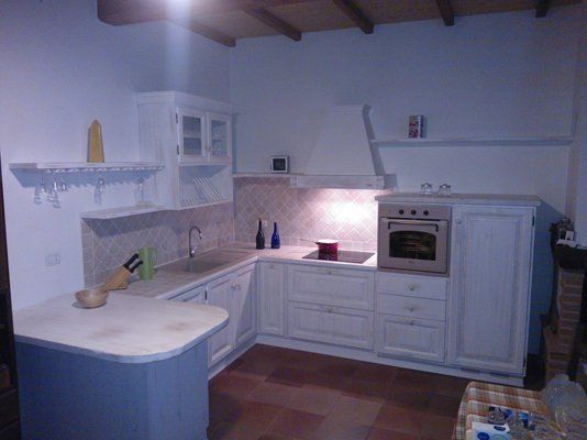 cucina bianca con elettrodomestici