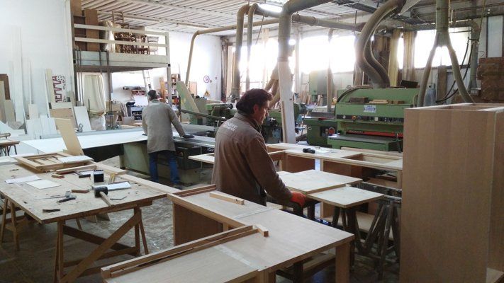 operai al lavoro in falegnameria