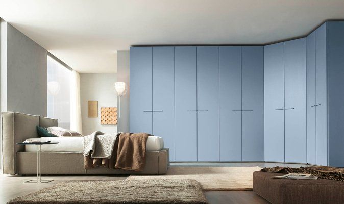 armadio azzurro con un letto