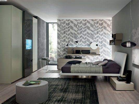 camera matrimoniale grigia con armadio