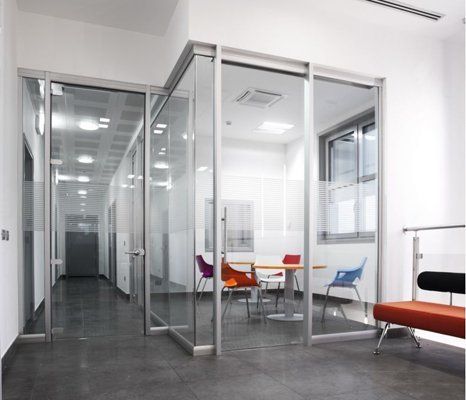 arredamento per ufficio in vetro satinato