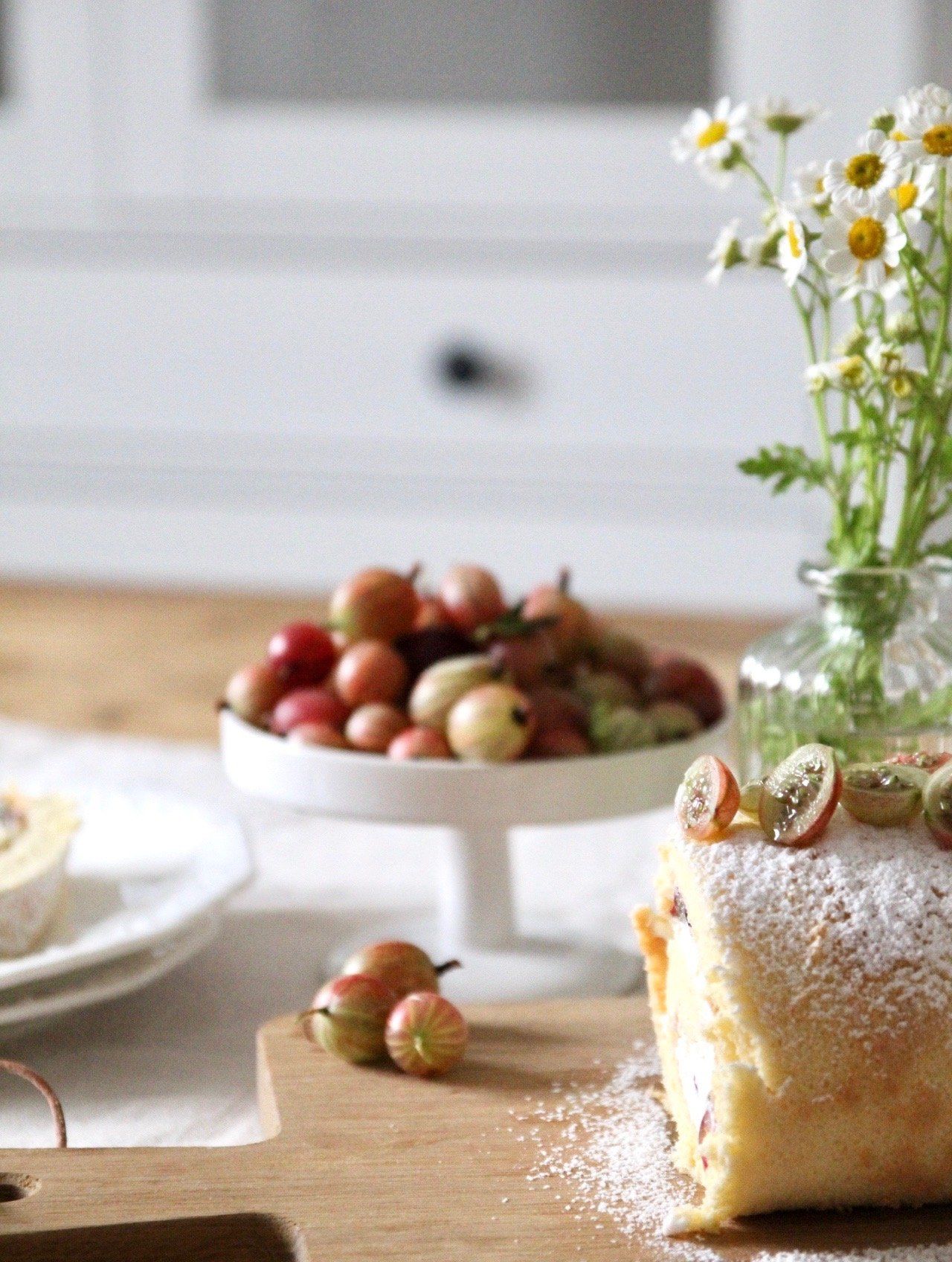 Sommerliche Biskuitrolle mit Stachelbeersahne