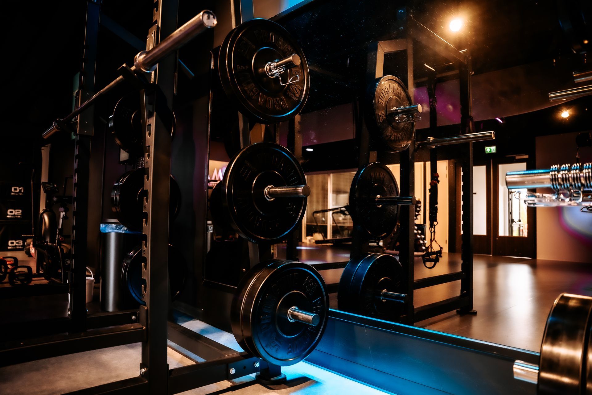 In een sportschool zijn een rij halters op elkaar gestapeld.