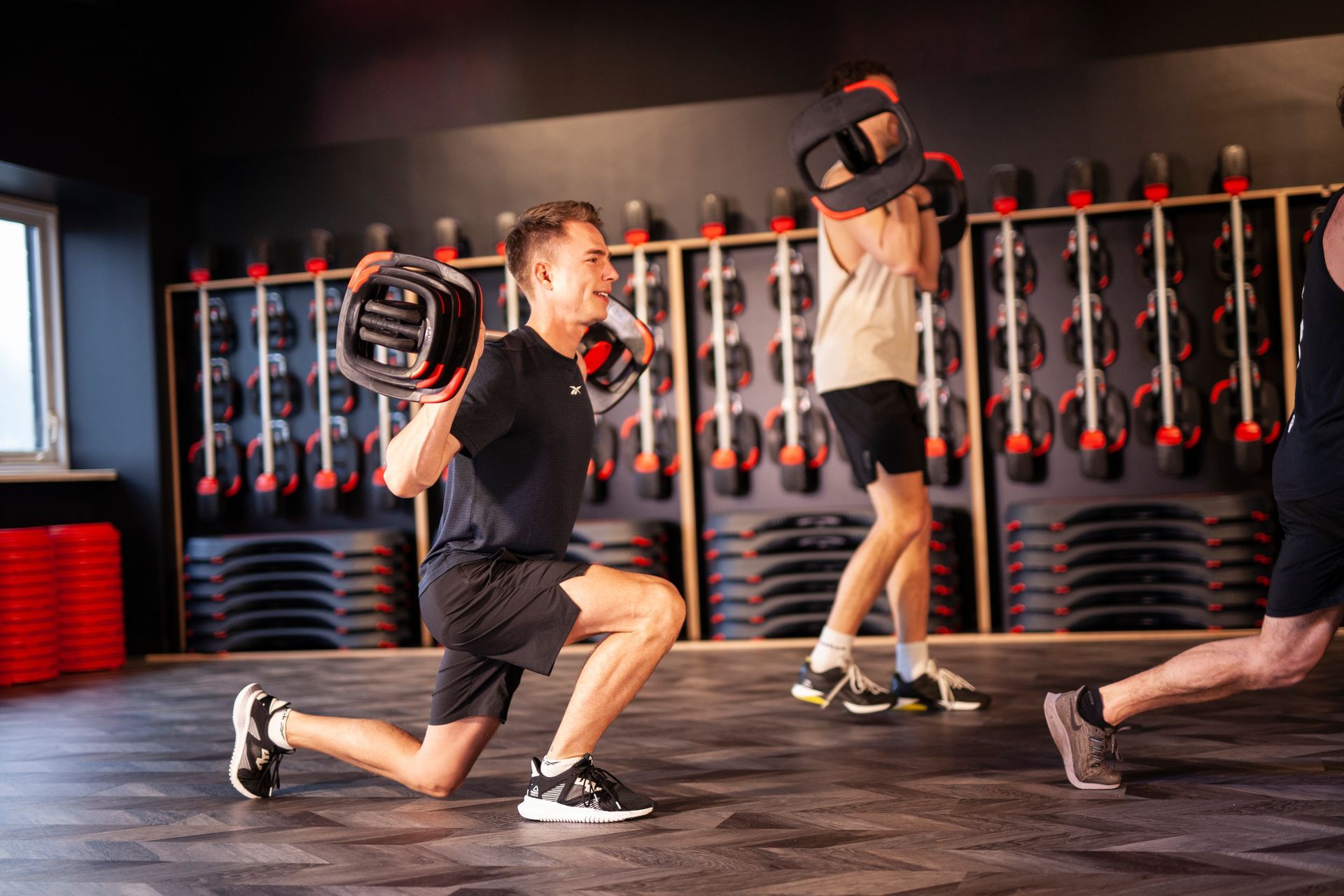Een groep mensen doet oefeningen in een sportschool.