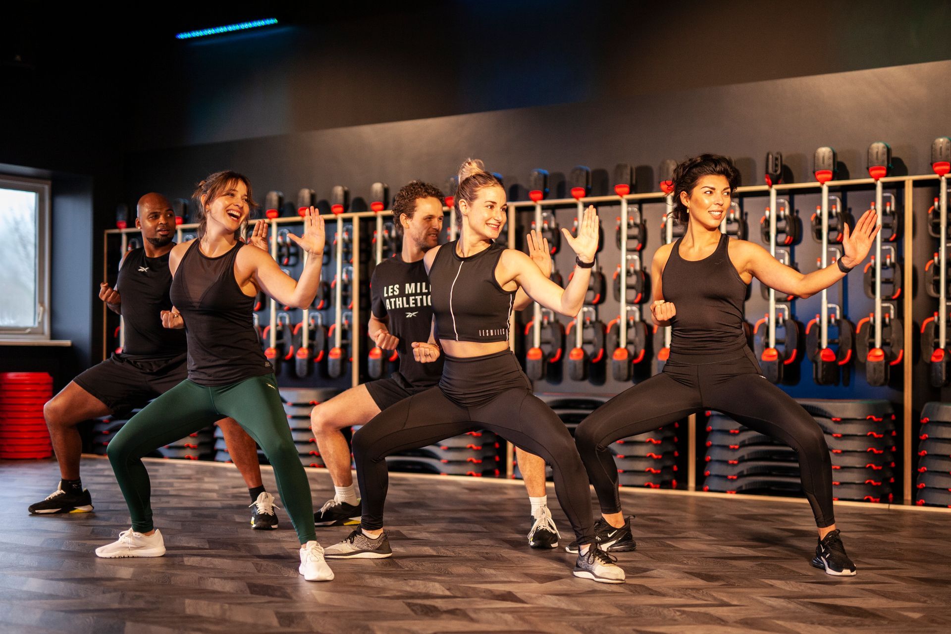 Een groep mensen danst samen in een gymzaal.