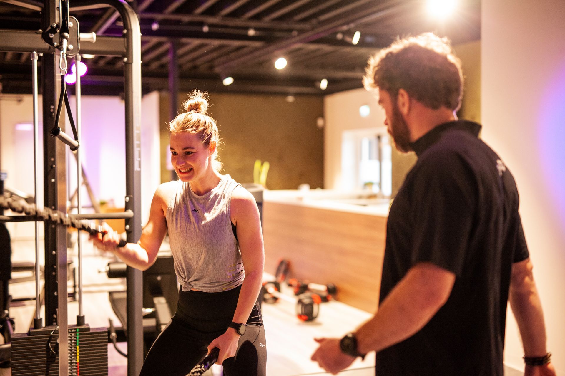 Een man en een vrouw praten in een sportschool.