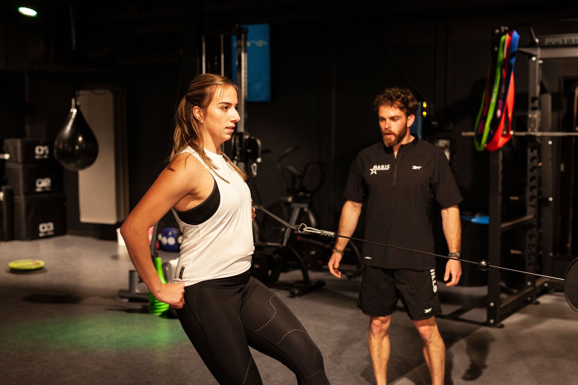 Een man en een vrouw staan naast elkaar in een gymzaal.
