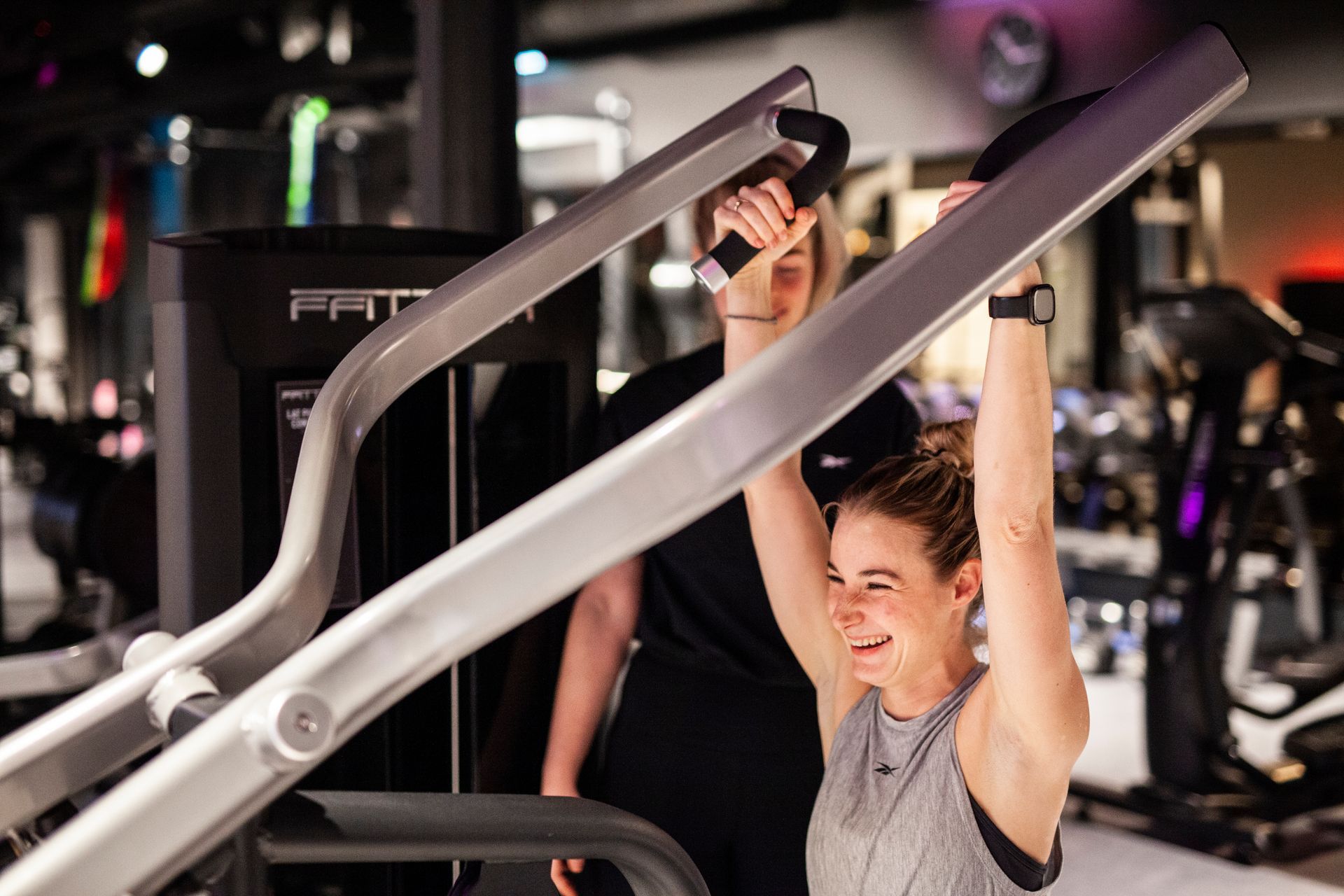 Een vrouw gebruikt een machine in een sportschool.