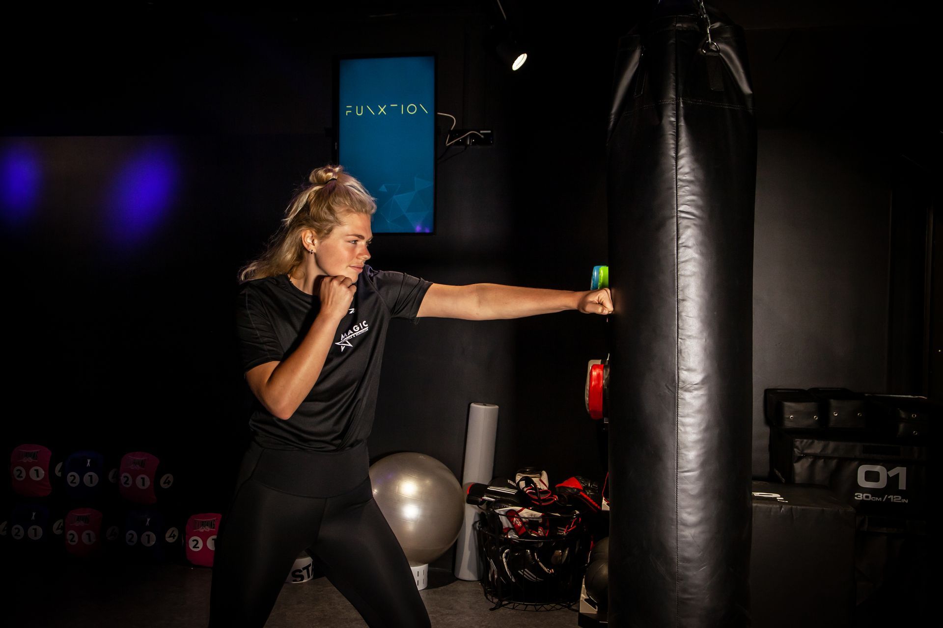 Vrouw slaat tegen bokszak