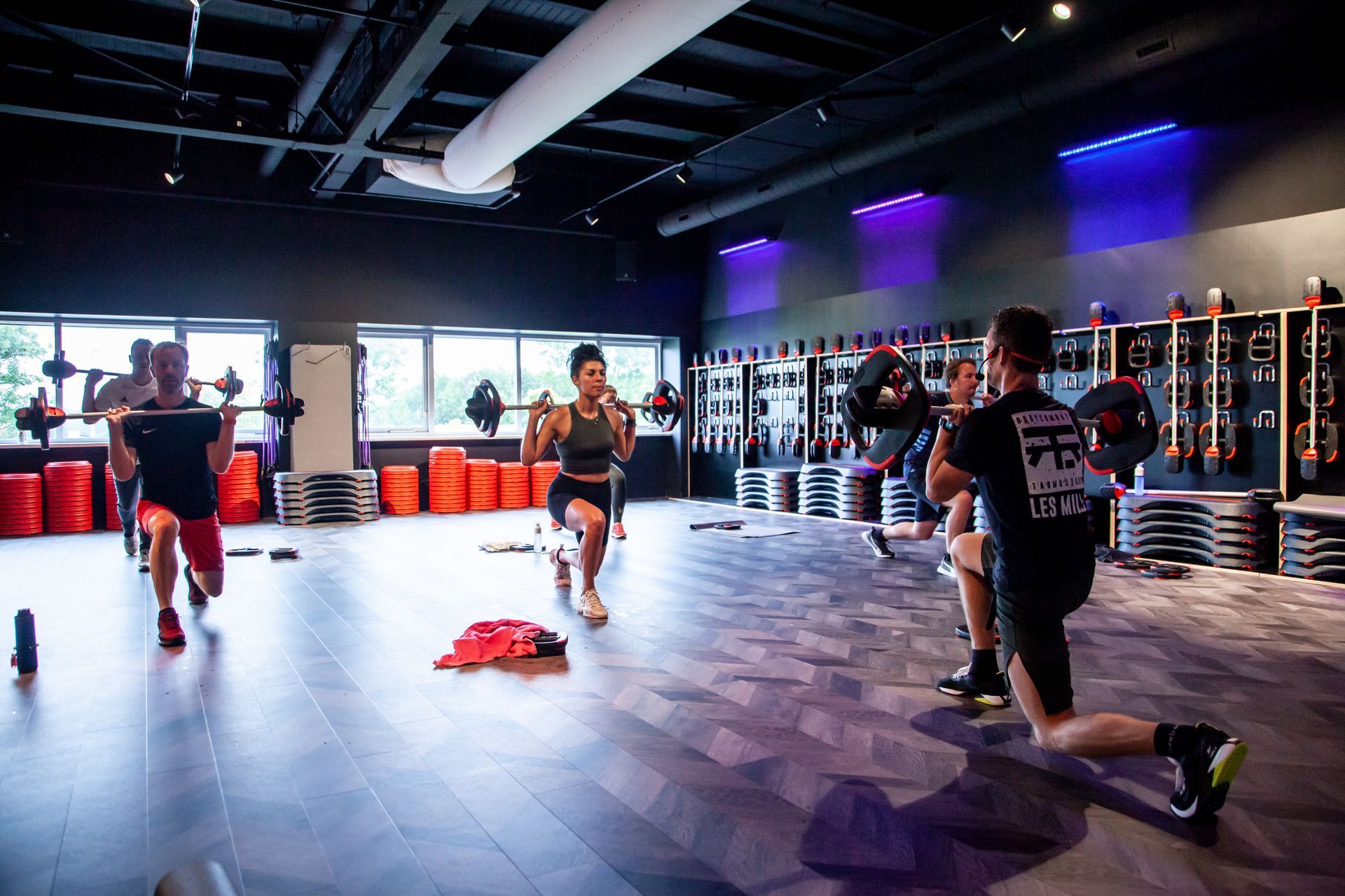 Een groep mensen doet oefeningen in een sportschool.