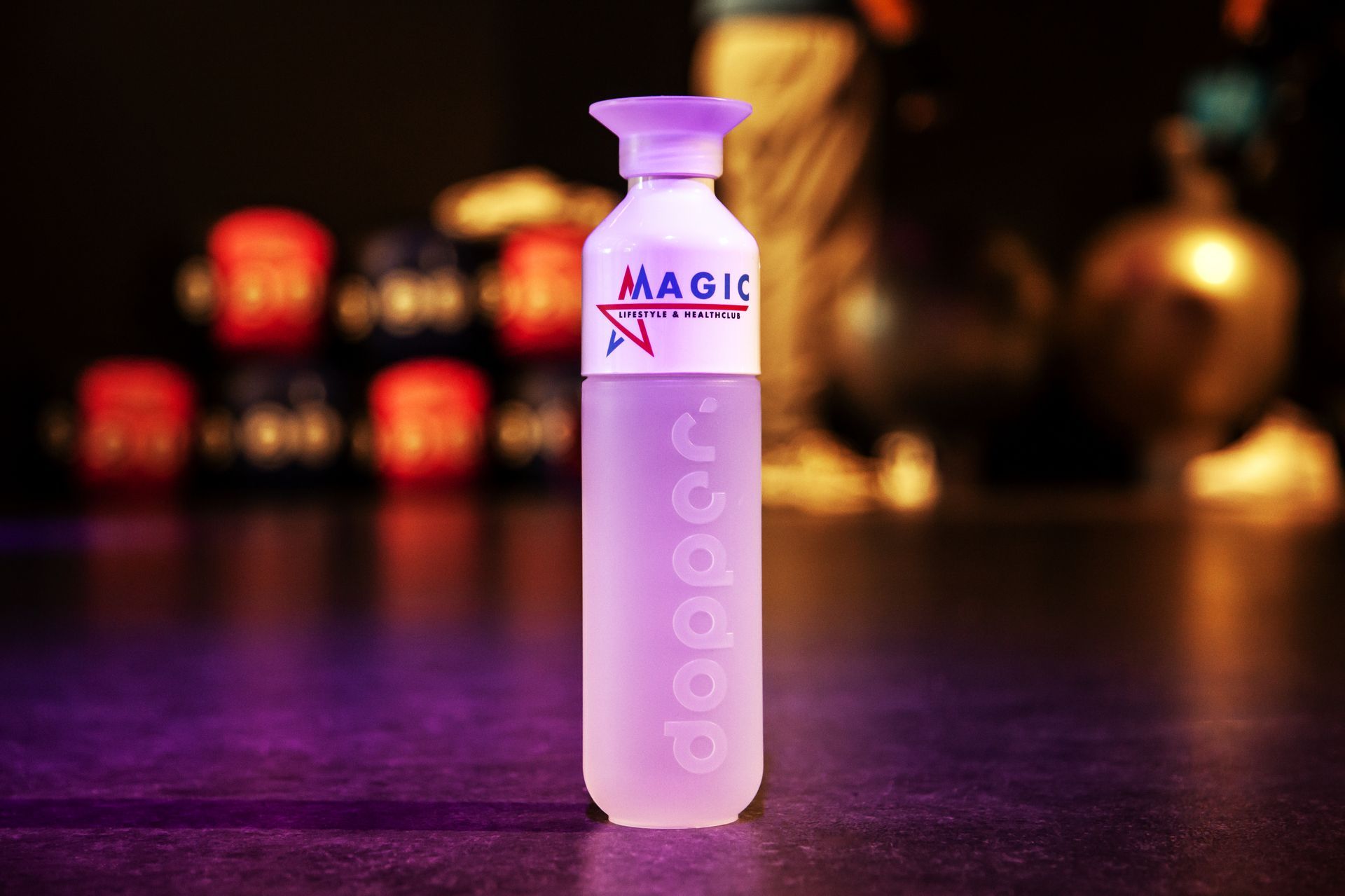Een paarse waterfles met het woord magie erop