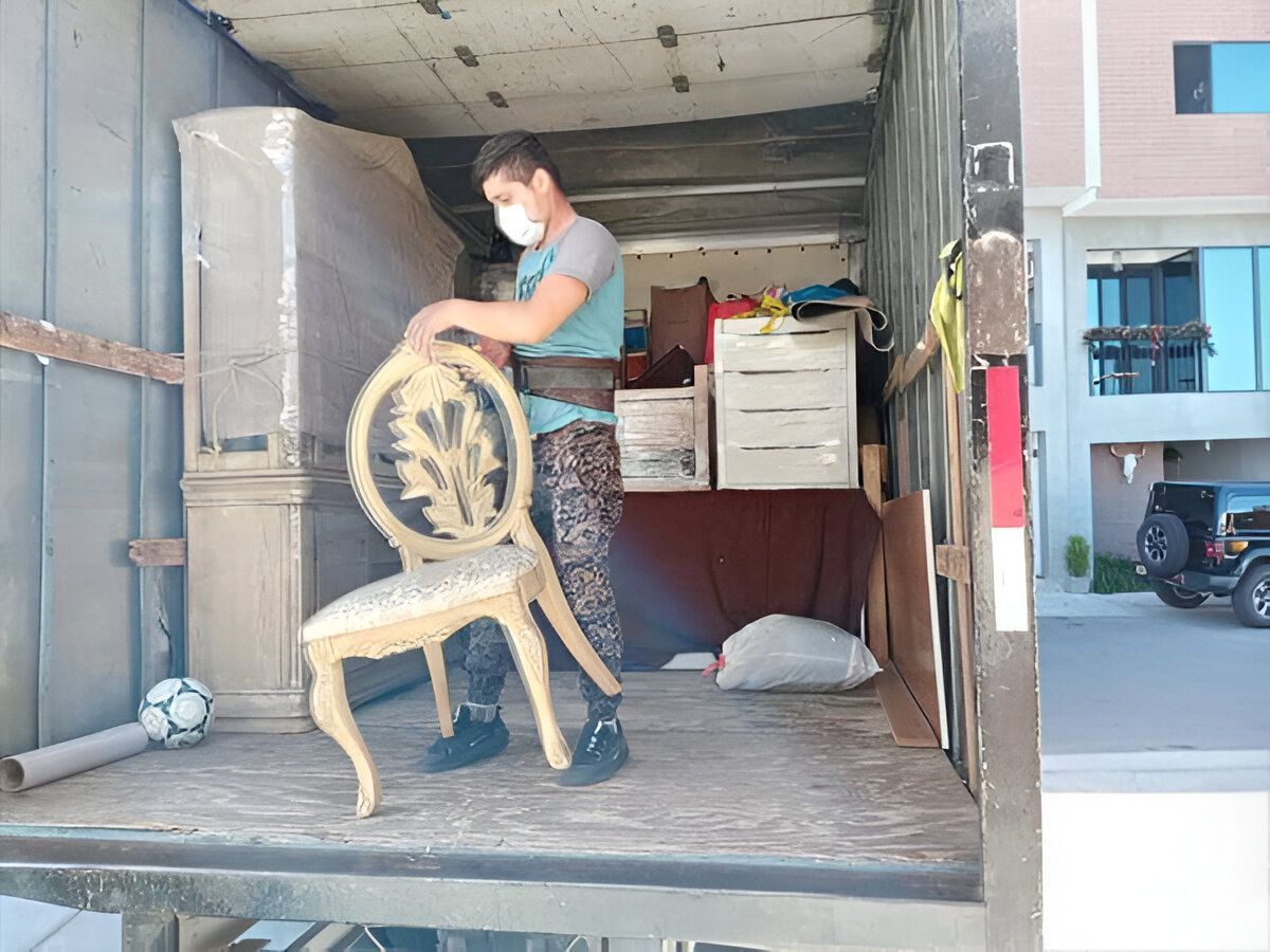 FLETES Y MUDANZAS SILLAS ROJAS