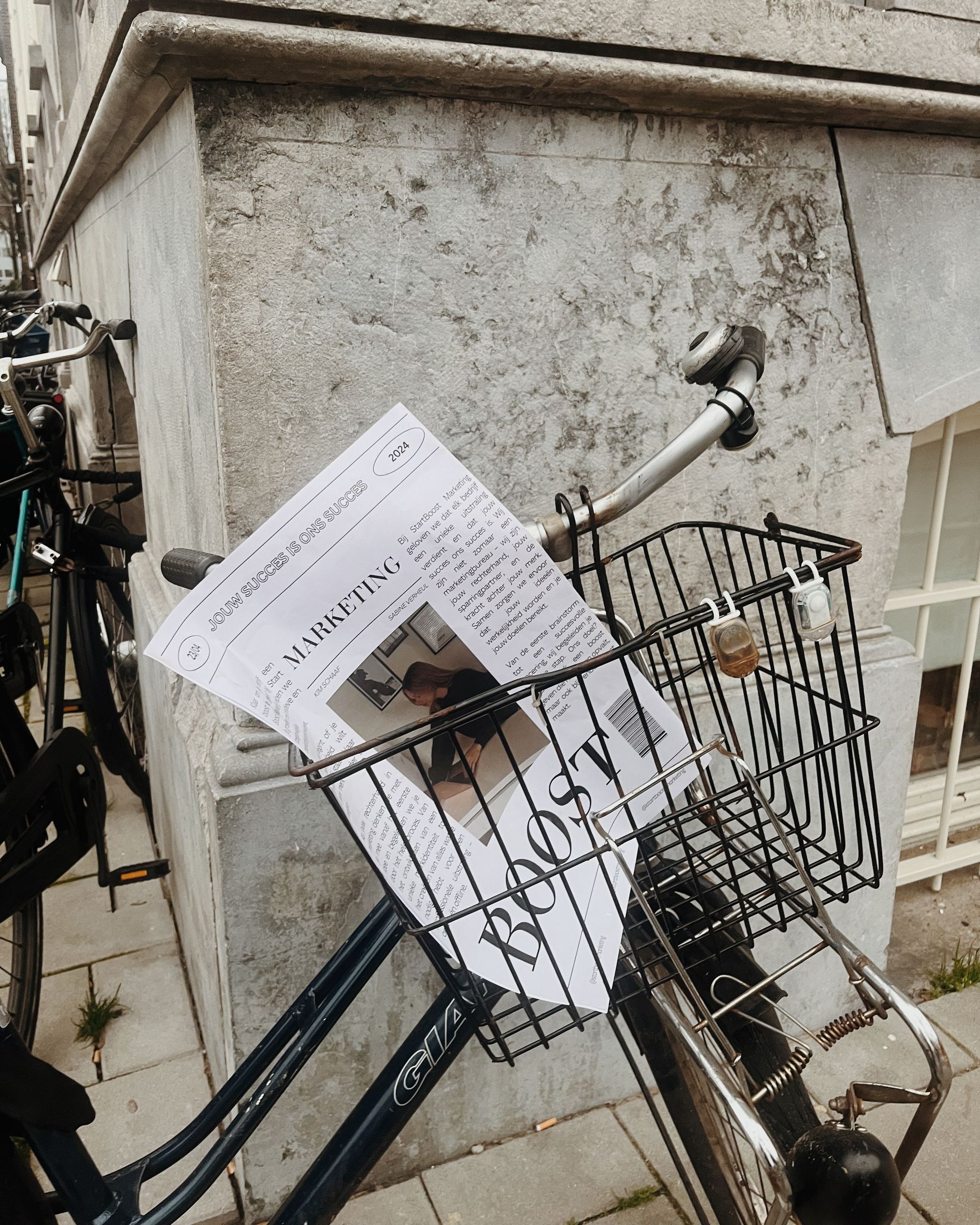 Een fiets met een papier in de mand waarop 'boost' staat