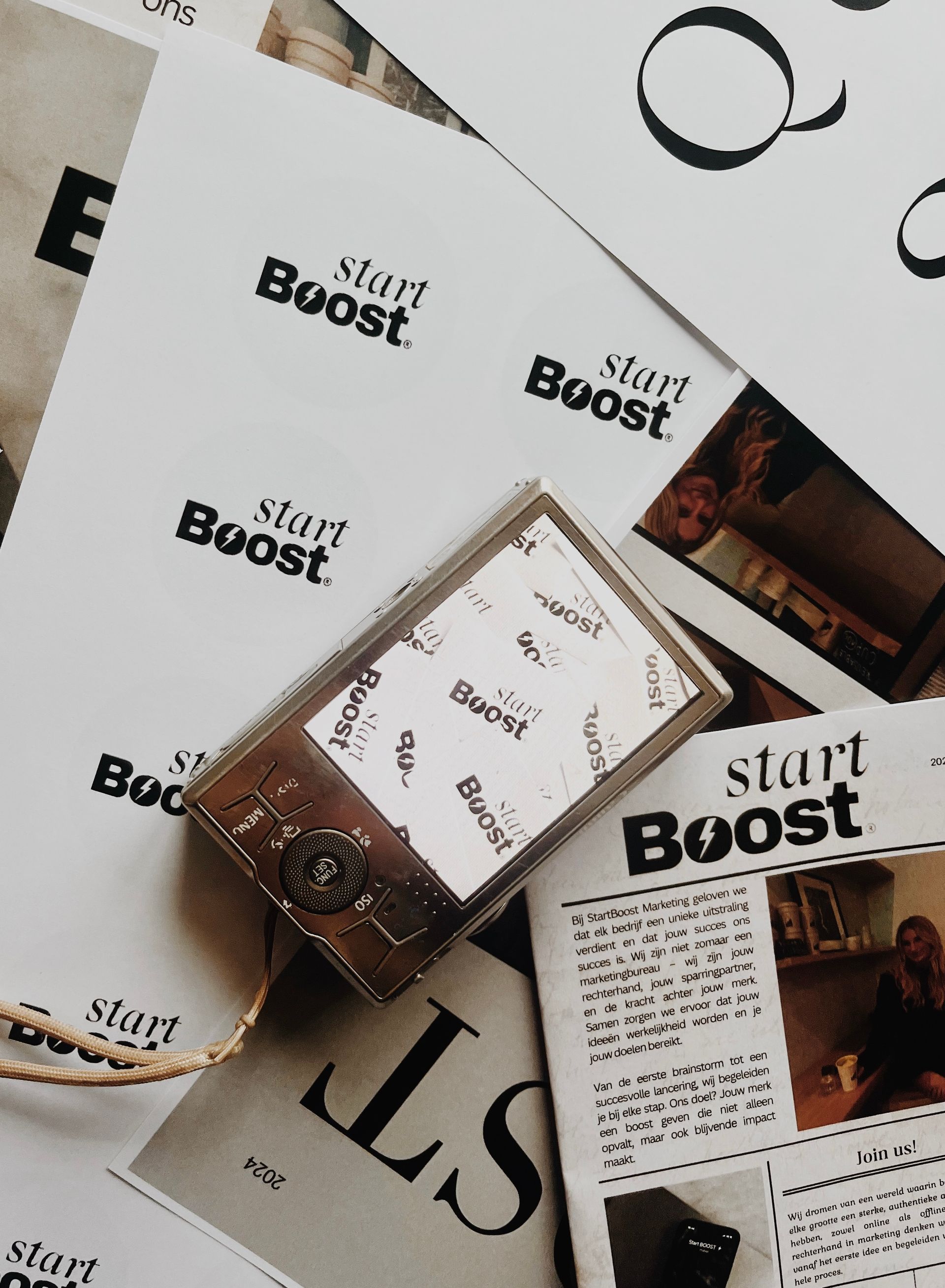 Een iPod ligt bovenop een stapel start boost-papieren