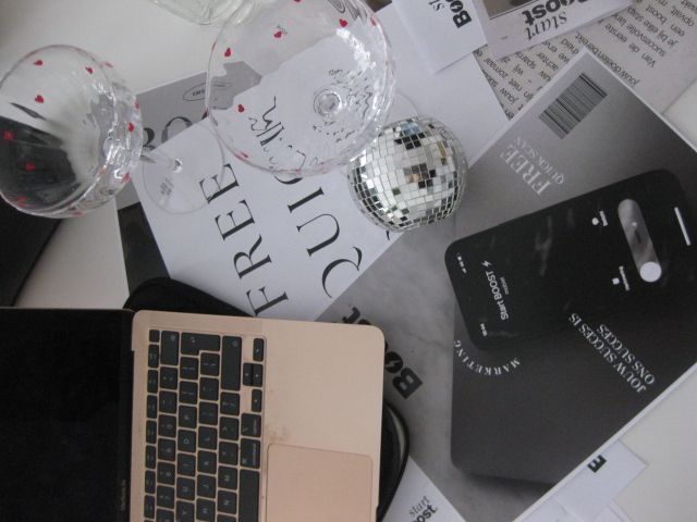 Een laptop staat op een tafel naast een discobal en een bordje met de tekst gratis snel