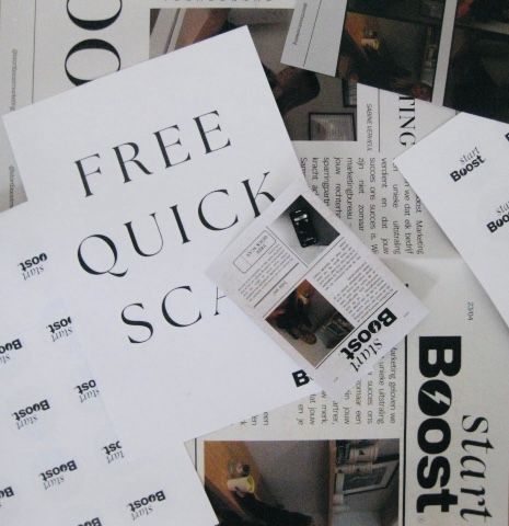 Een stapel papieren met op de ene de tekst gratis snelle scan