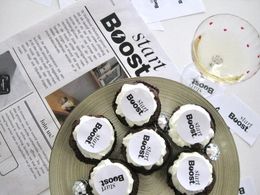 Een bord cupcakes met het woord boost erop