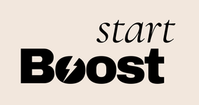 Een zwart-wit logo voor startboost met een bliksemschicht.