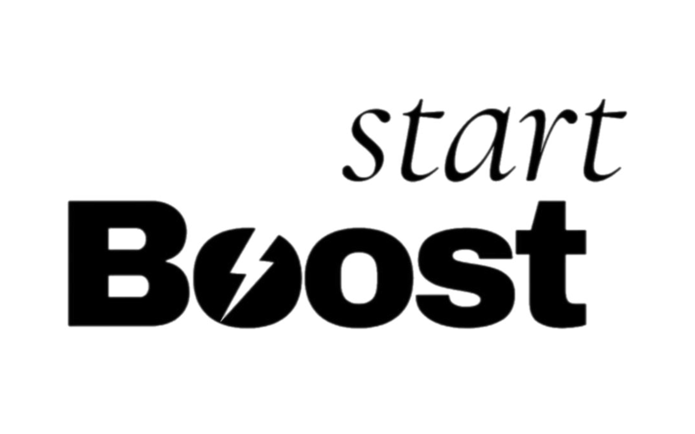 Een zwart-wit logo voor startboost met een bliksemschicht.