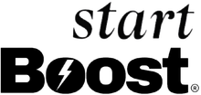 Een zwart-wit logo voor startboost met een bliksemschicht.