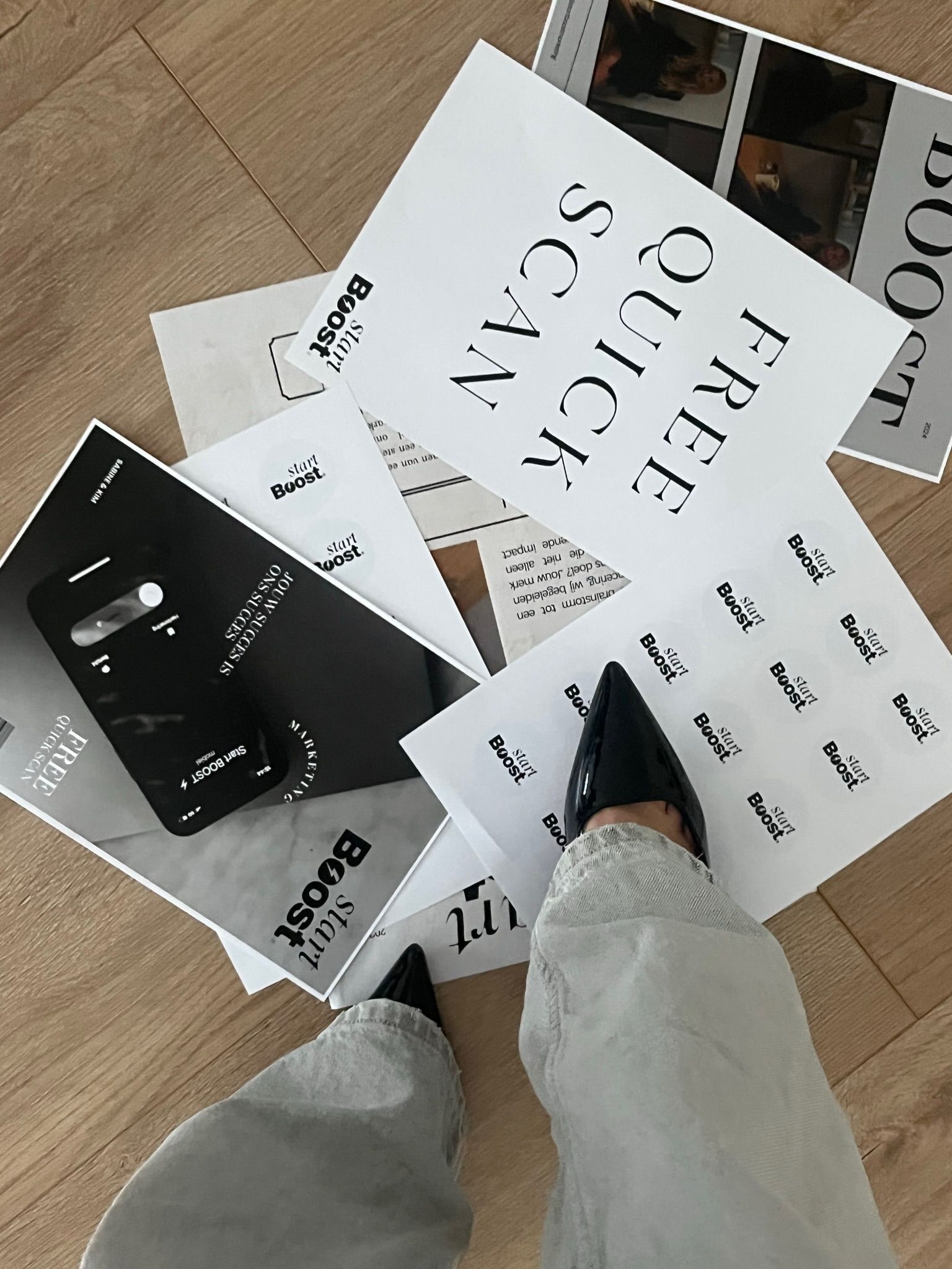 Twee vrouwen zitten aan een tafel en één houdt een stuk papier vast
