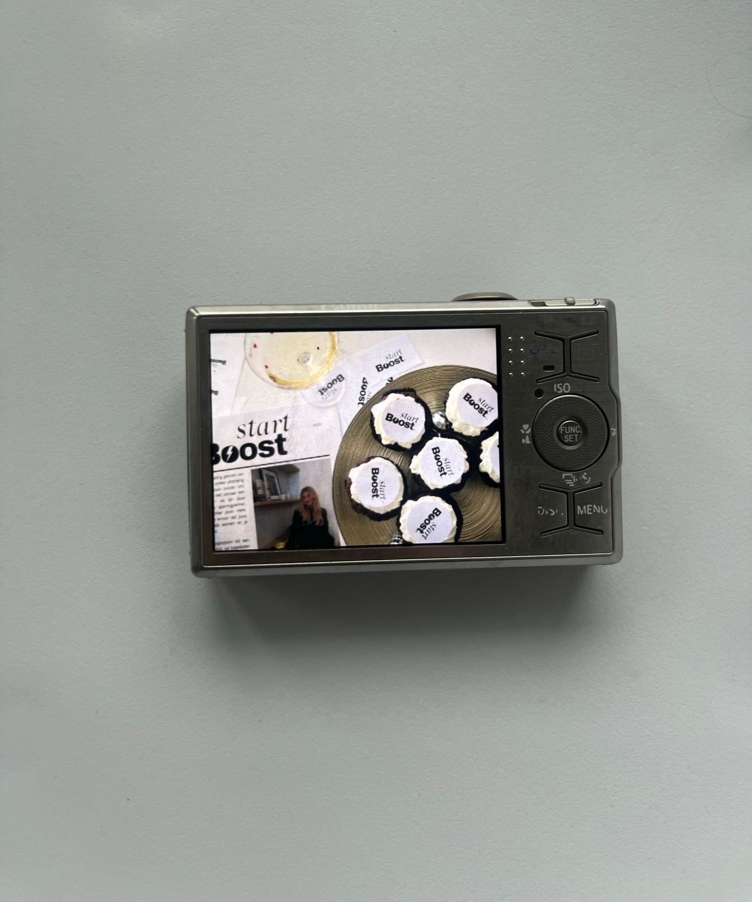 Een vrouw die een foto maakt met een Nikon-camera