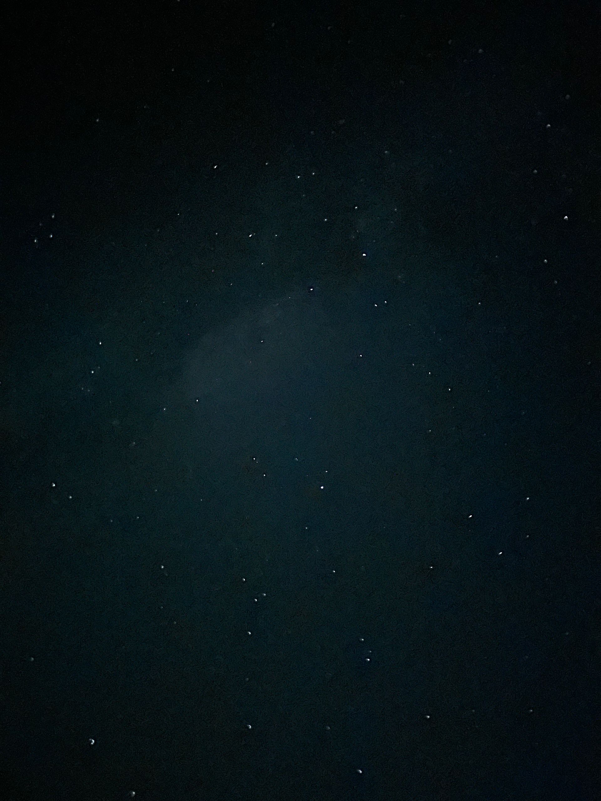 A dark night sky with lots of stars in it