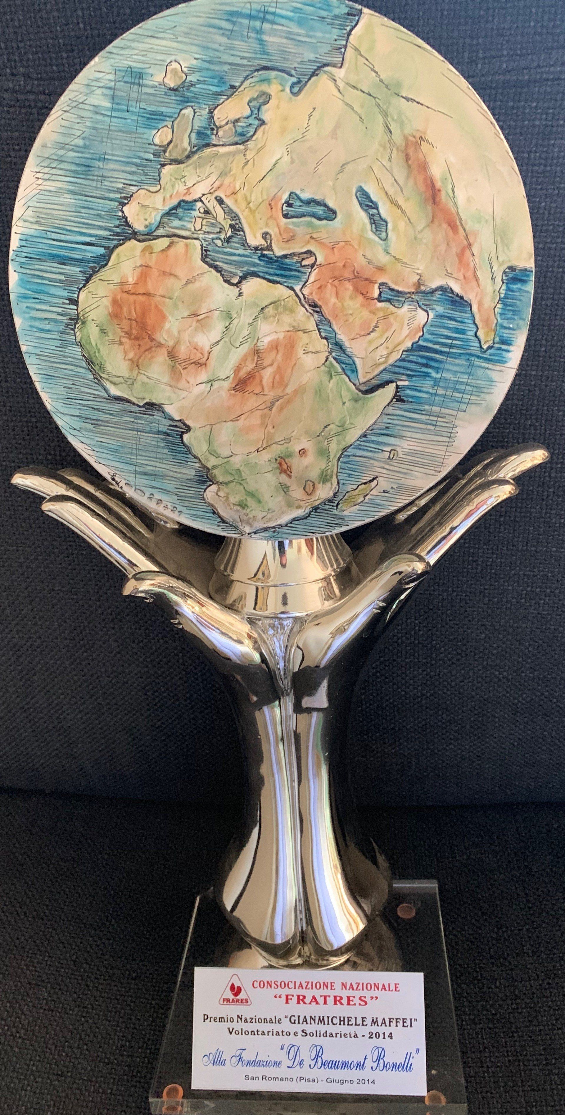 Trofeo con sommità a forma di globo, mappa dell'Europa e dell'Africa, tenuto da mani d'argento; base con iscrizione.