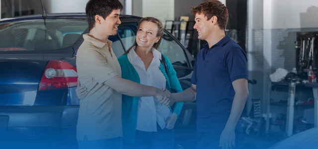 Man and woman shaking hands with employee | Tega Cay Oil Change