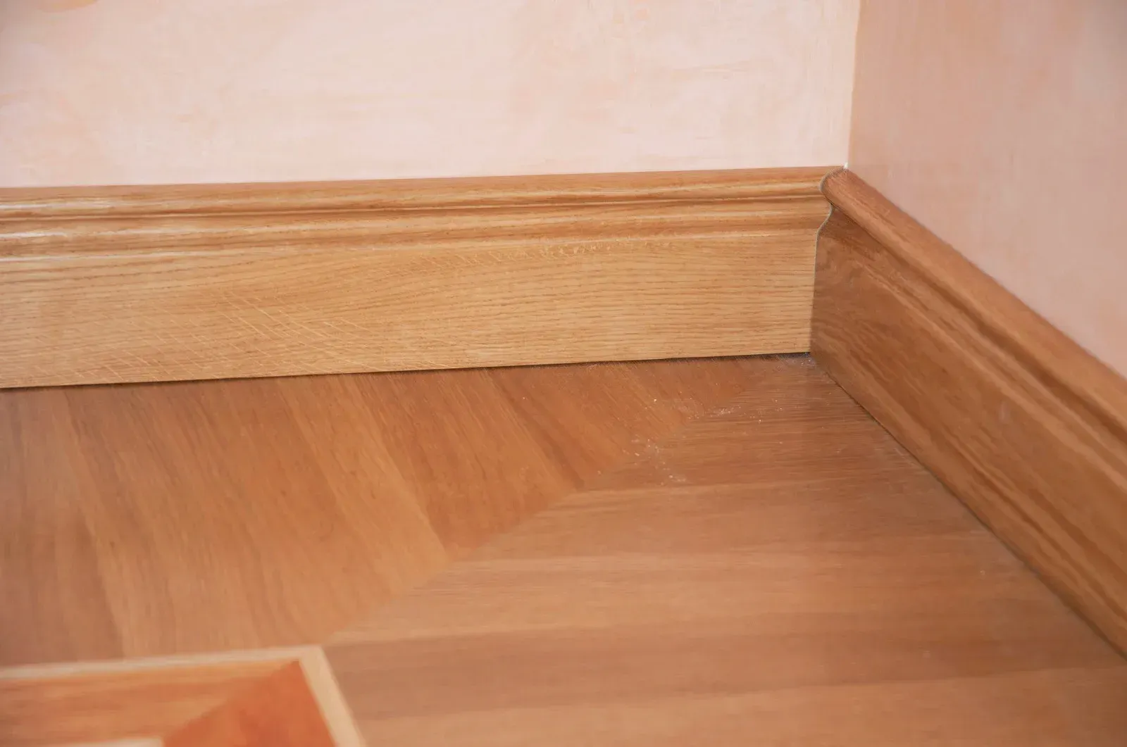 A wooden floor with a wooden molding on it