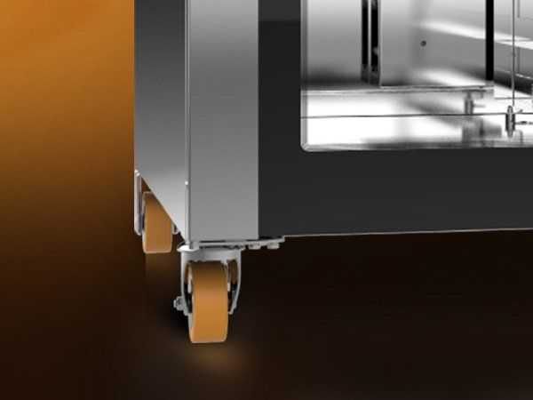 Un primer plano de una máquina con ruedas.