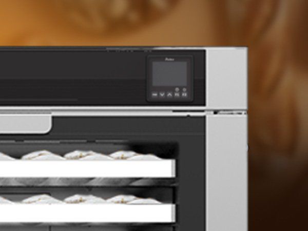 Un primer plano de un horno de acero inoxidable con pantalla digital.