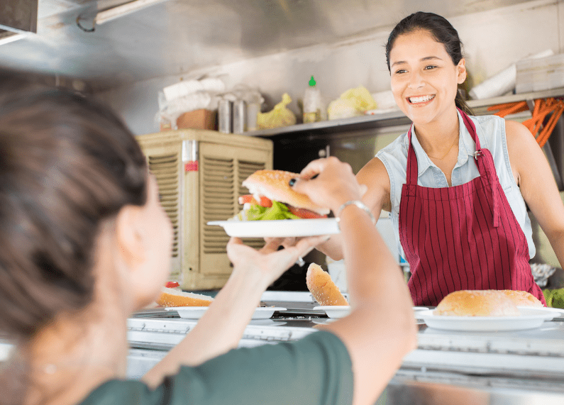 Equipo de cocina profesional aplicando normas de compliance en foodservice