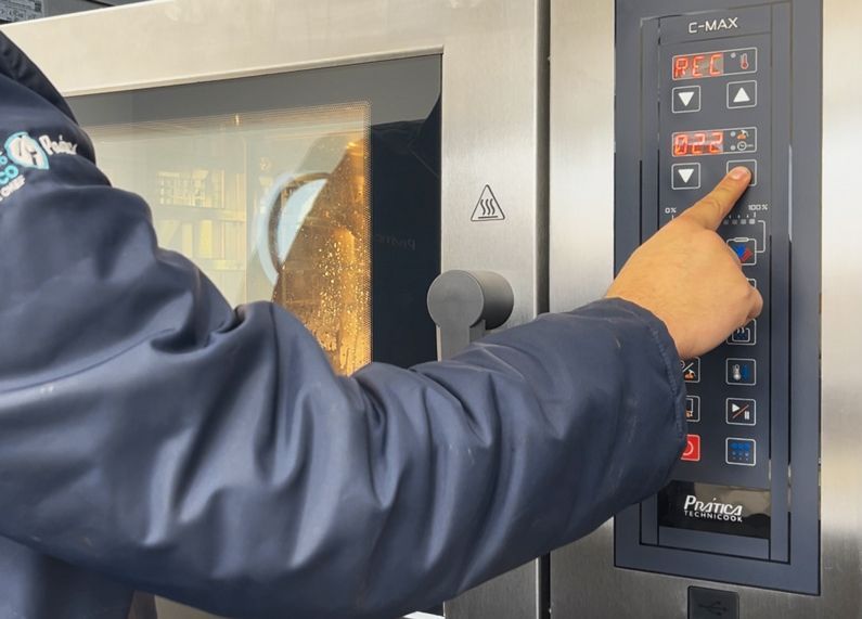 Horno industrial de alta eficiencia energética en una cocina profesional moderna