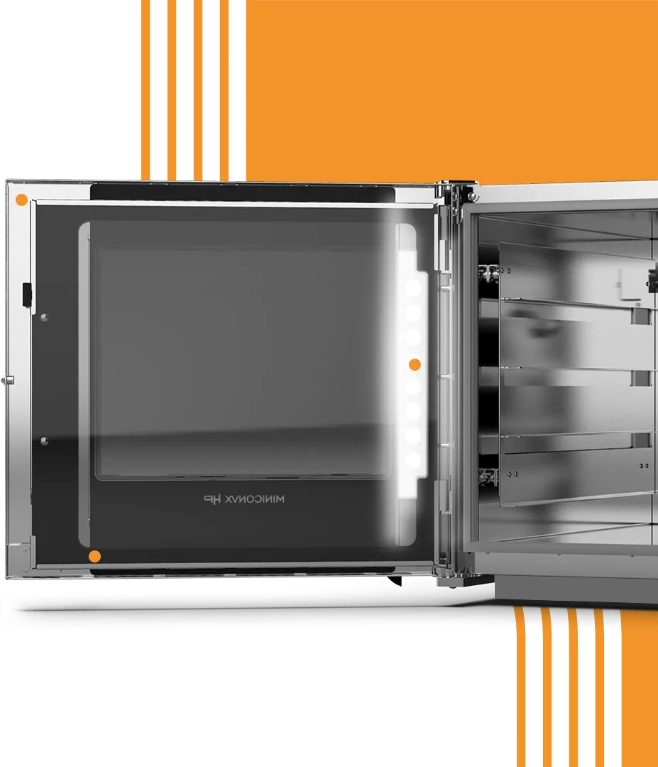 Un horno microondas con la puerta abierta sobre un fondo blanco.