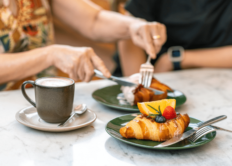 Desayuno con café, pan y alimentos frescos preparado para un servicio profesional