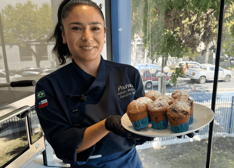 Muffins recién horneados con textura esponjosa y acabado dorado uniforme